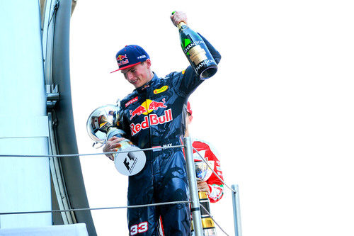 Champán y trofeo para Max Verstappen en Barcelona