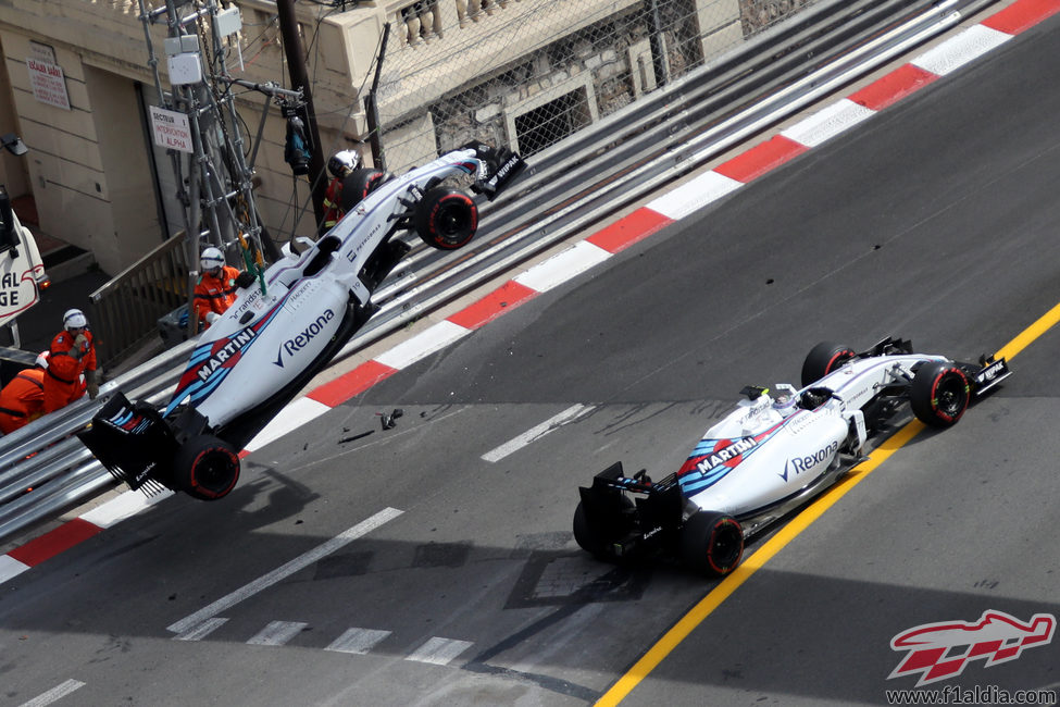 La grúa retira el coche de Felipe Massa en Mónaco