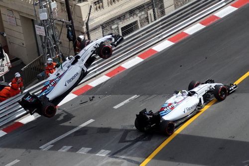 La grúa retira el coche de Felipe Massa en Mónaco