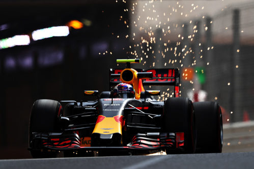 Chispas en el coche de Max Verstappen