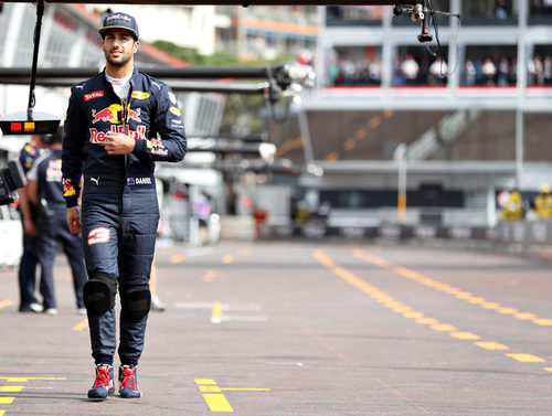 Daniel Ricciardo camina por el pit lane en Mónaco