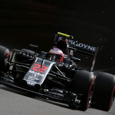 Jenson Button rueda con el McLaren en Mónaco