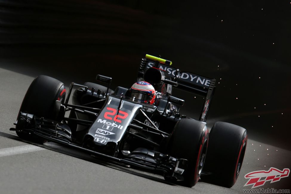 Jenson Button rueda con el McLaren en Mónaco