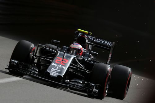 Jenson Button rueda con el McLaren en Mónaco