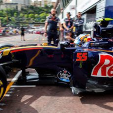 Carlos Sainz sale de boxes con el Toro Rosso