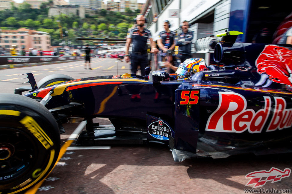 Carlos Sainz sale de boxes con el Toro Rosso