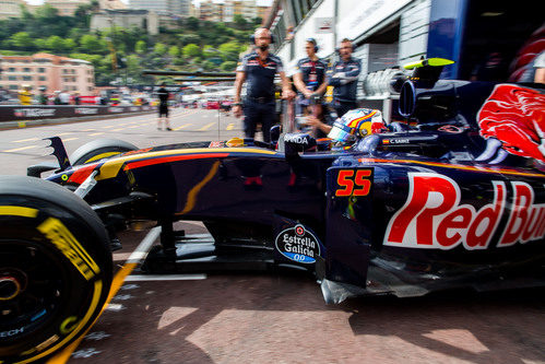 Carlos Sainz sale de boxes con el Toro Rosso