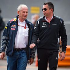 Eric Boullier y Helmut Marko charlan en Mónaco