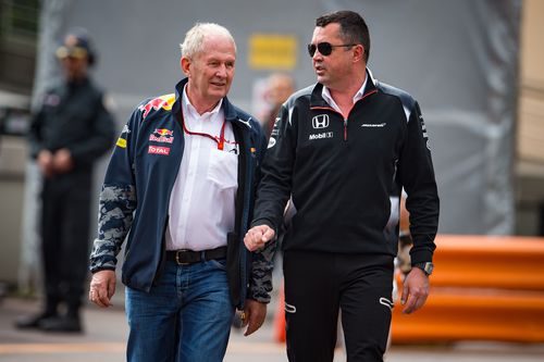 Eric Boullier y Helmut Marko charlan en Mónaco