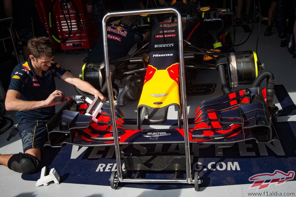 Los mecánicos trabajan en el alerón delantero del Red Bull