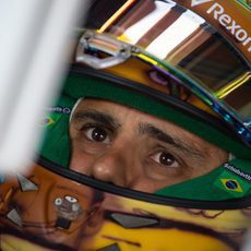 Felipe Massa observa los tiempos en pantalla