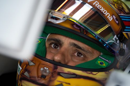Felipe Massa observa los tiempos en pantalla