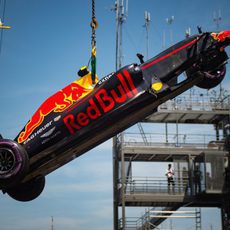 El coche de Max Verstappen destrozado por delante