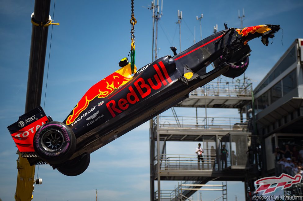 El coche de Max Verstappen destrozado por delante