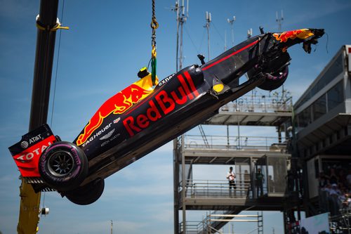 El coche de Max Verstappen destrozado por delante