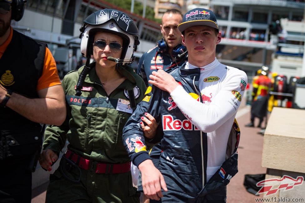 Max Verstappen vuelve al pitlane en Mónaco
