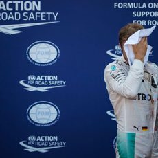 Nico Rosberg se limpia el sudor de la cara