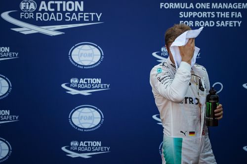 Nico Rosberg se limpia el sudor de la cara