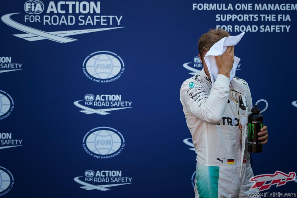 Nico Rosberg se limpia el sudor de la cara