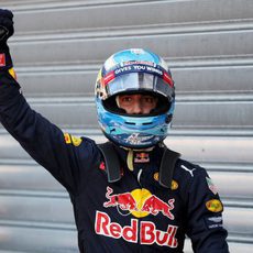Puño en alto de Daniel Ricciardo al lograr la pole