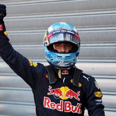 Puño en alto de Daniel Ricciardo al lograr la pole