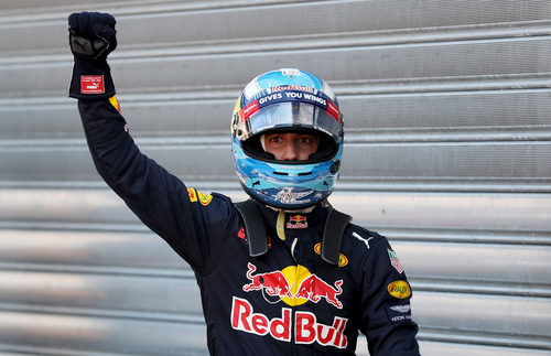 Puño en alto de Daniel Ricciardo al lograr la pole