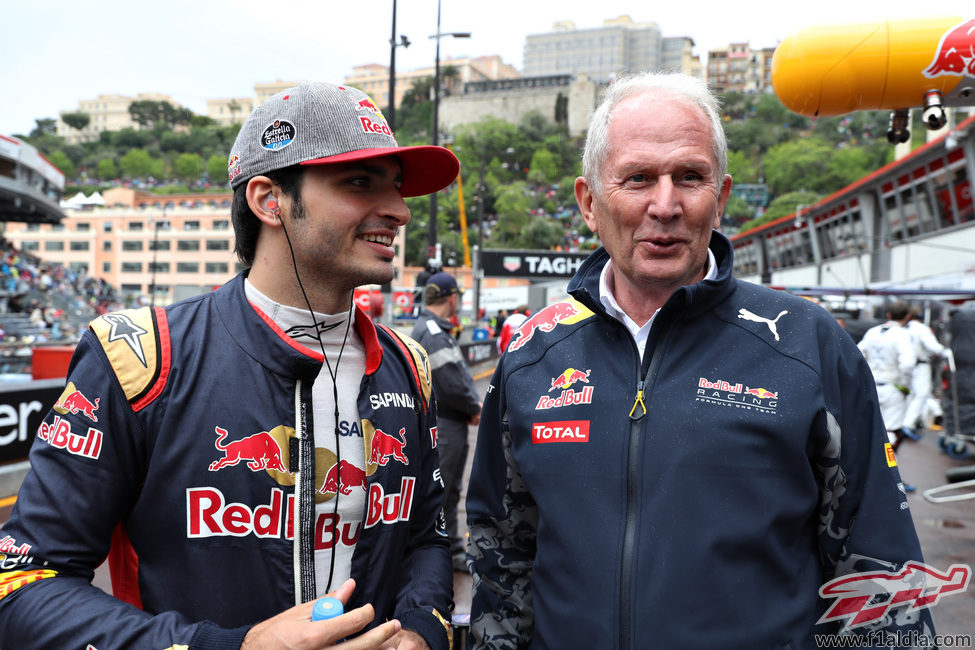 Carlos Sainz sonríe junto a Helmut Marko