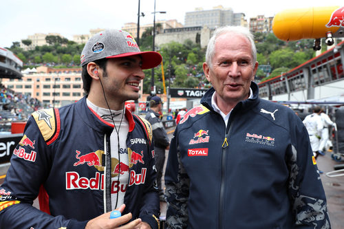 Carlos Sainz sonríe junto a Helmut Marko