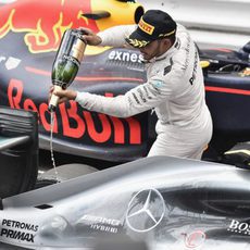 Lewis Hamilton echa champán sobre su Mercedes