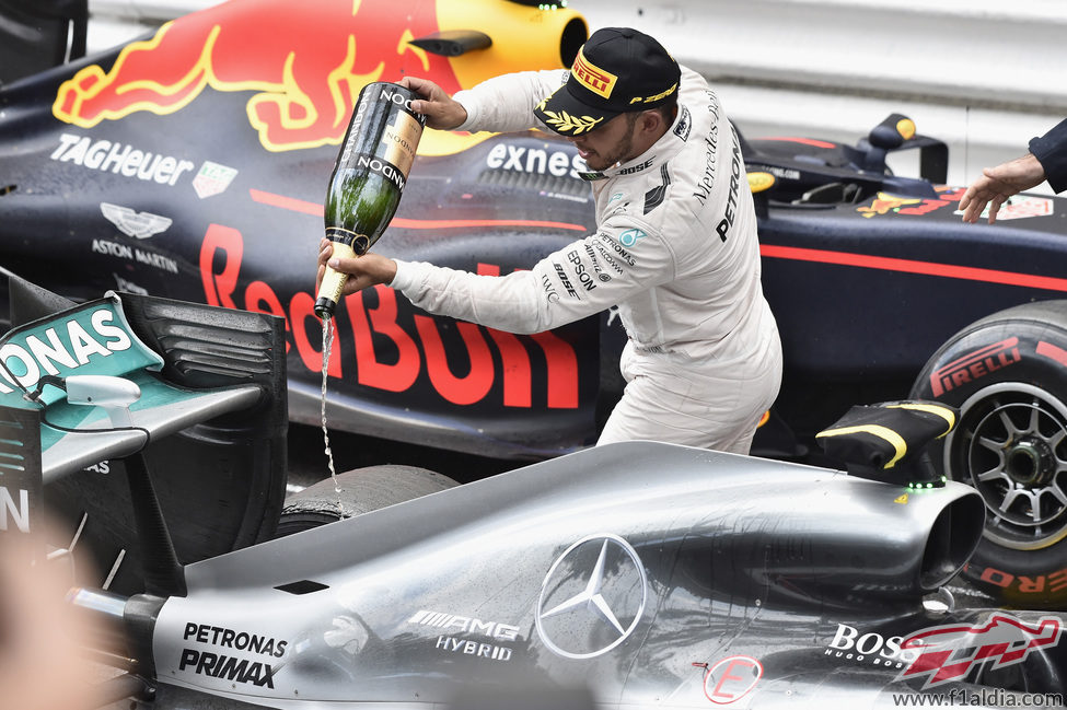 Lewis Hamilton echa champán sobre su Mercedes