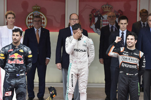 Daniel Ricciardo con gesto serio durante el podio
