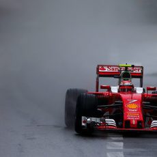 Spray de lluvia en el coche de Kimi Räikkönen