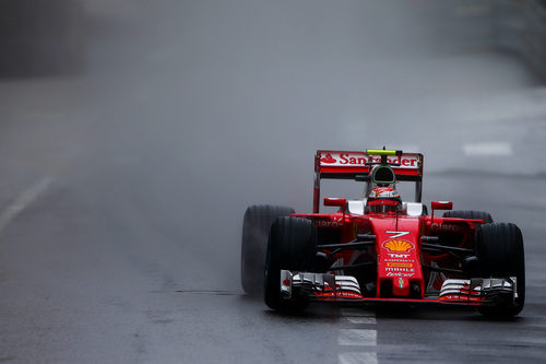 Spray de lluvia en el coche de Kimi Räikkönen