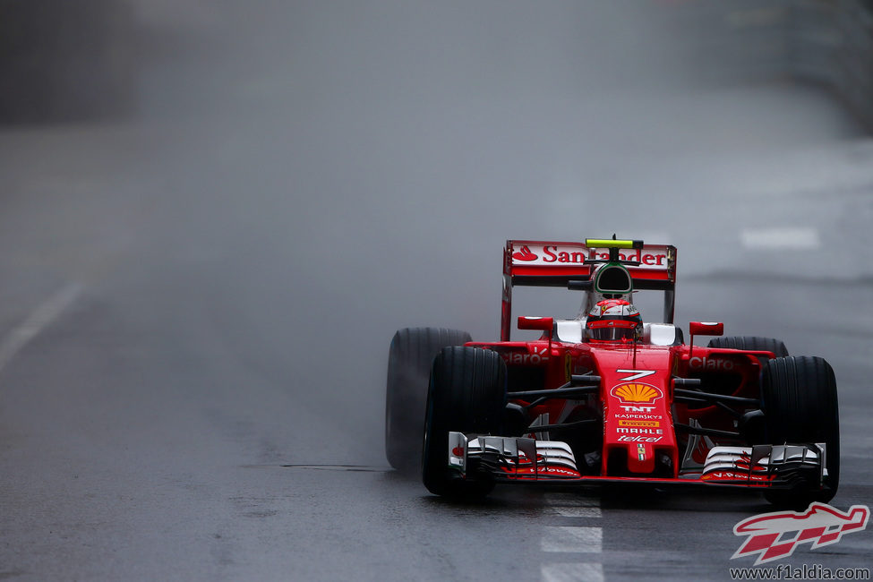 Spray de lluvia en el coche de Kimi Räikkönen