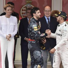 Daniel Ricciardo y Lewis Hamilton se felicitan tras la carrera