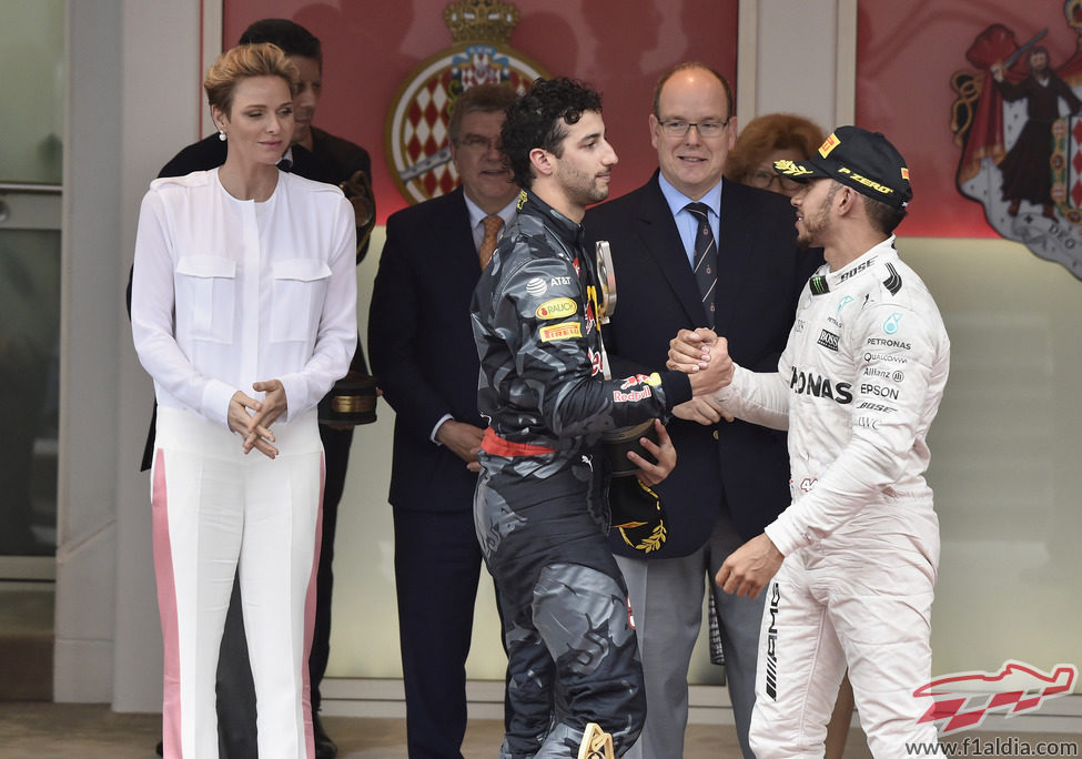 Daniel Ricciardo y Lewis Hamilton se felicitan tras la carrera