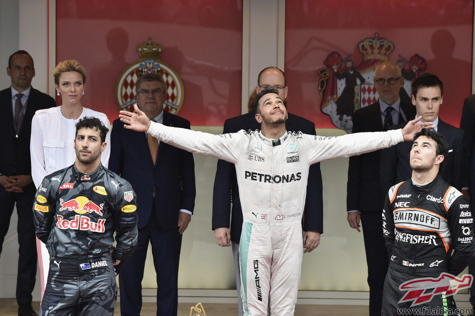Alegría evidente de Lewis Hamilton en el podio