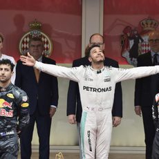 Alegría evidente de Lewis Hamilton en el podio