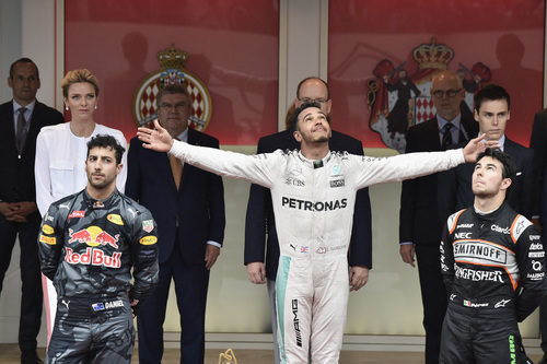 Alegría evidente de Lewis Hamilton en el podio