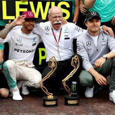 Mercedes celebra la victoria junto a Hamilton y Rosberg