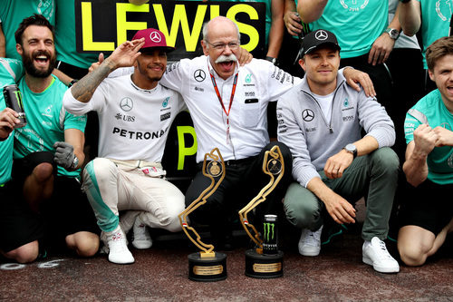 Mercedes celebra la victoria junto a Hamilton y Rosberg