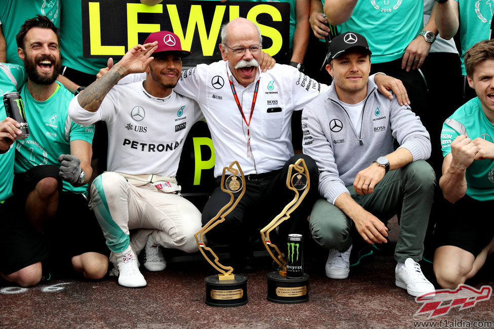 Mercedes celebra la victoria junto a Hamilton y Rosberg