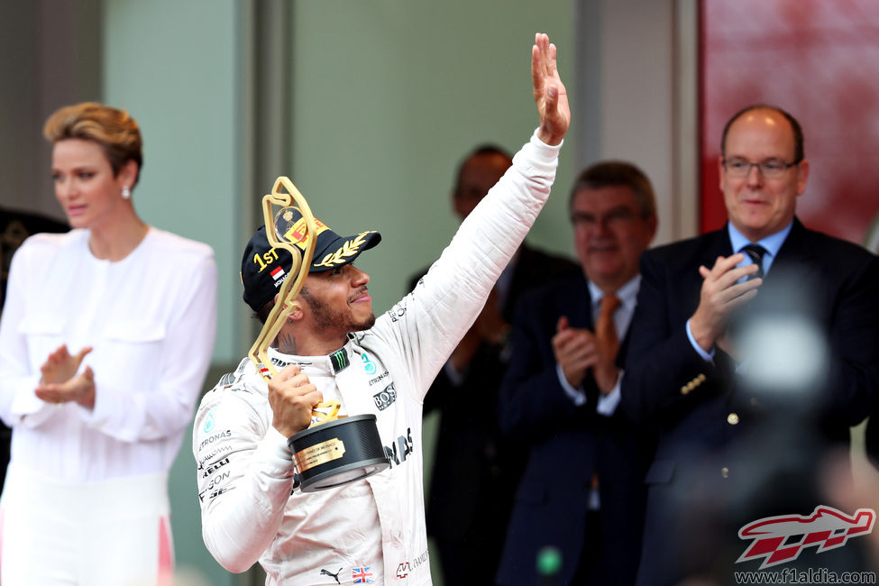 Lewis Hamilton saluda con el trofeo en la mano