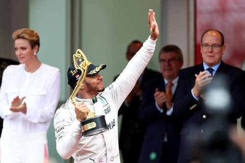 Lewis Hamilton saluda con el trofeo en la mano