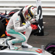 Puño de la victoria de Lewis Hamilton sobre su Mercedes