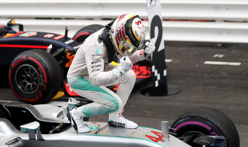 Puño de la victoria de Lewis Hamilton sobre su Mercedes