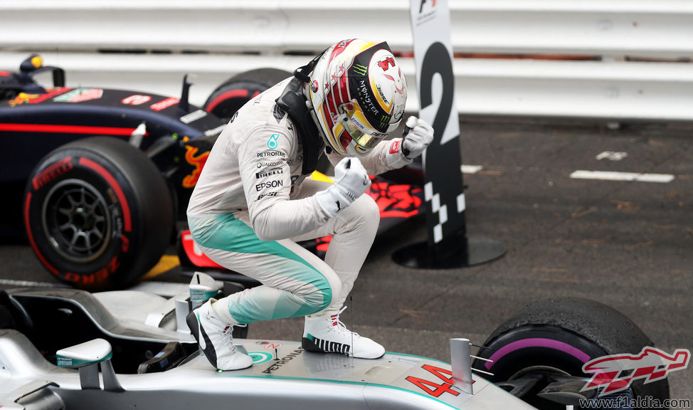 Puño de la victoria de Lewis Hamilton sobre su Mercedes