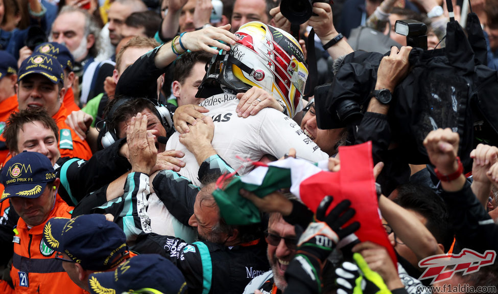 Abrazo sentido de Lewis Hamilton con su equipo