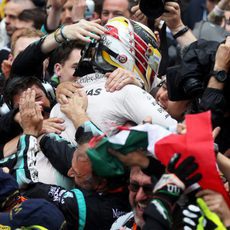 Abrazo sentido de Lewis Hamilton con su equipo