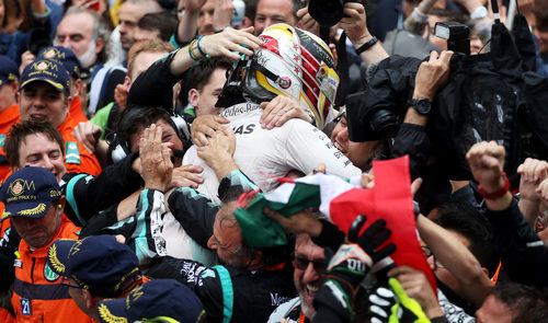 Abrazo sentido de Lewis Hamilton con su equipo